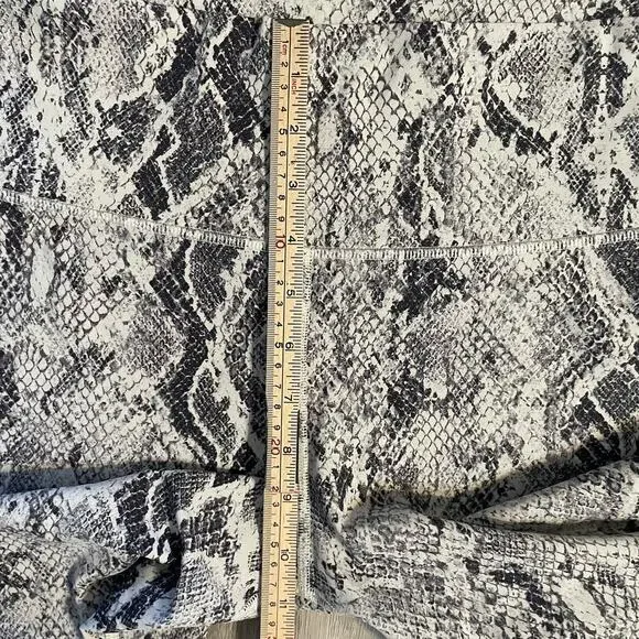 Alo yoga snakeskin legging size large - Picture 5 of 13